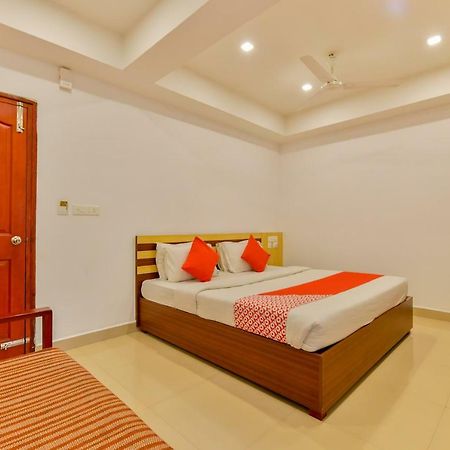 Oyo 18604 Puthens Capitol Inn Kochi Dış mekan fotoğraf