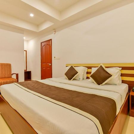 Oyo 18604 Puthens Capitol Inn Kochi Dış mekan fotoğraf
