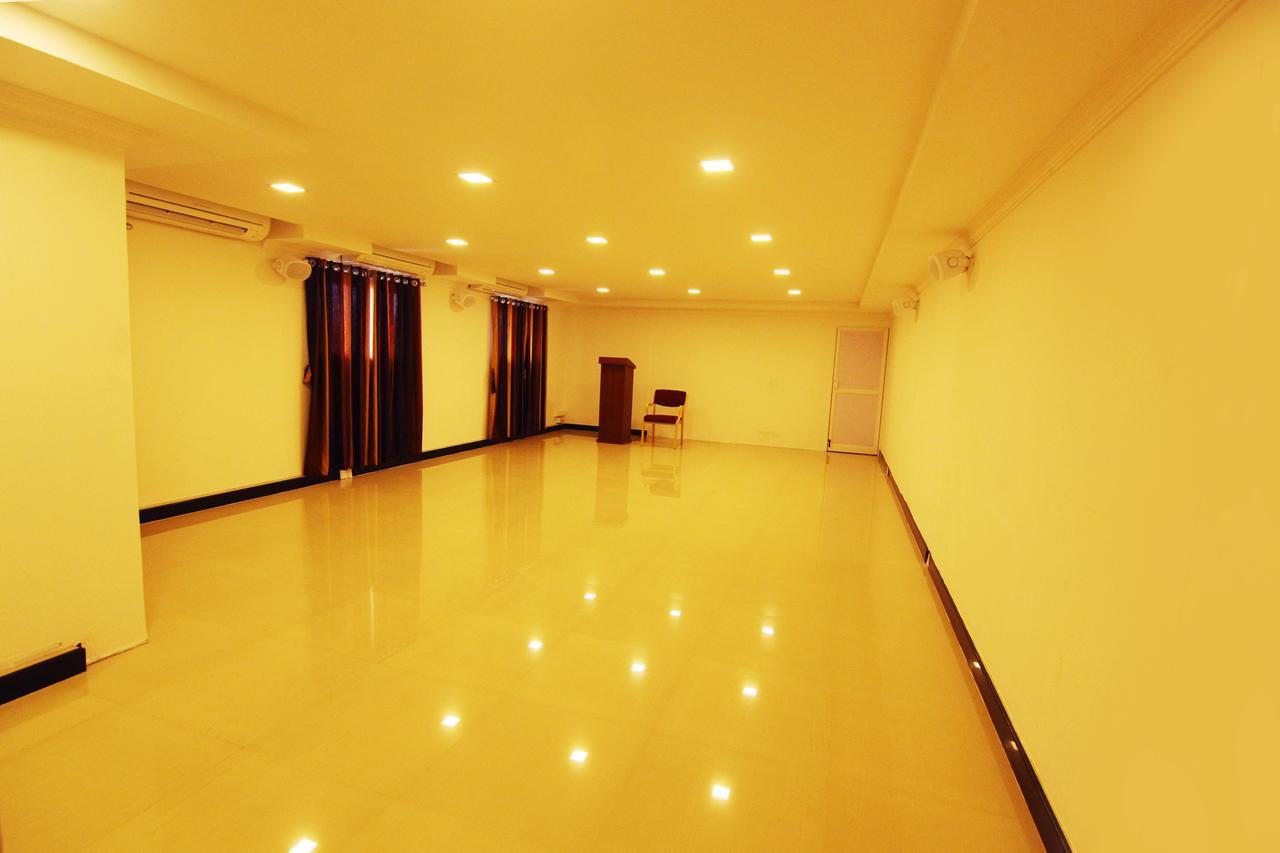 Oyo 18604 Puthens Capitol Inn Kochi Dış mekan fotoğraf