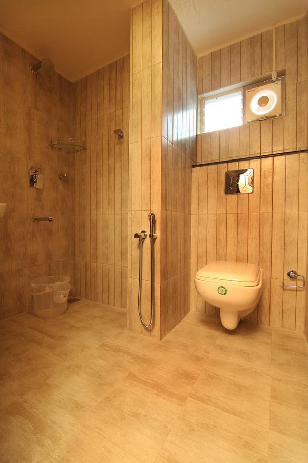 Oyo 18604 Puthens Capitol Inn Kochi Dış mekan fotoğraf
