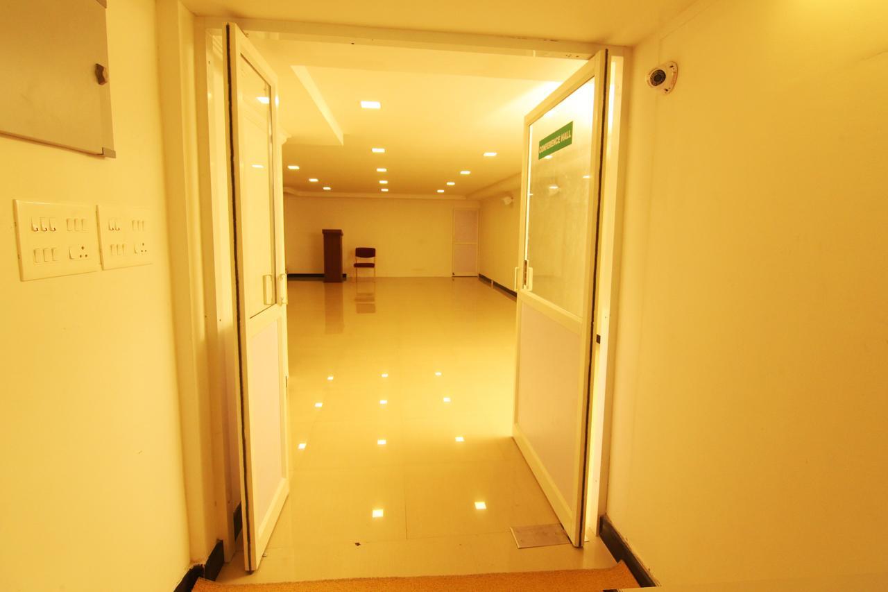 Oyo 18604 Puthens Capitol Inn Kochi Dış mekan fotoğraf