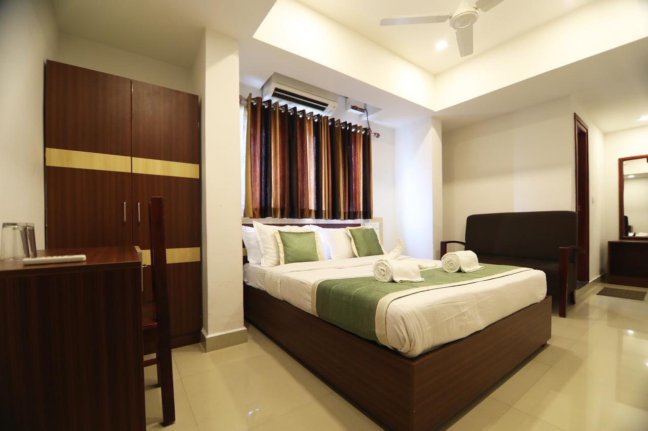 Oyo 18604 Puthens Capitol Inn Kochi Dış mekan fotoğraf