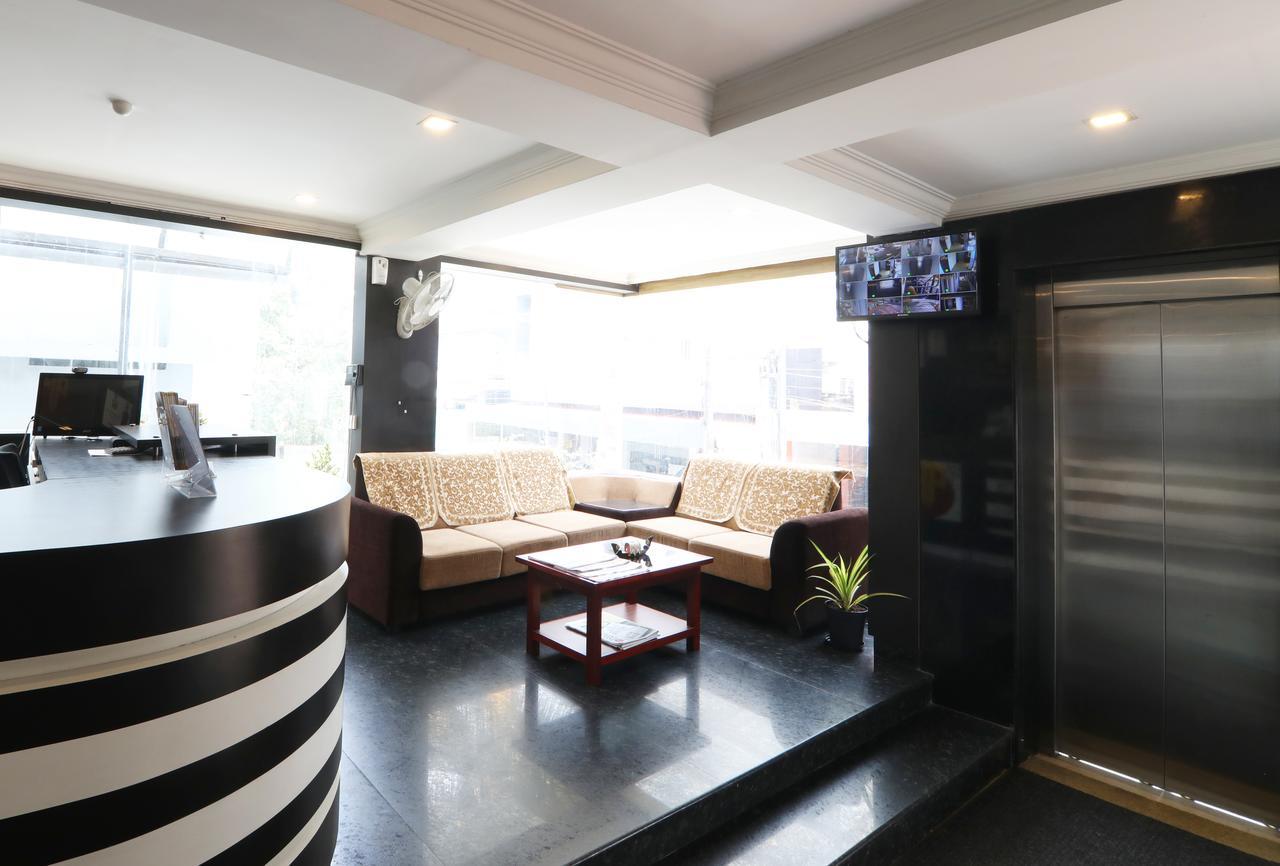 Oyo 18604 Puthens Capitol Inn Kochi Dış mekan fotoğraf