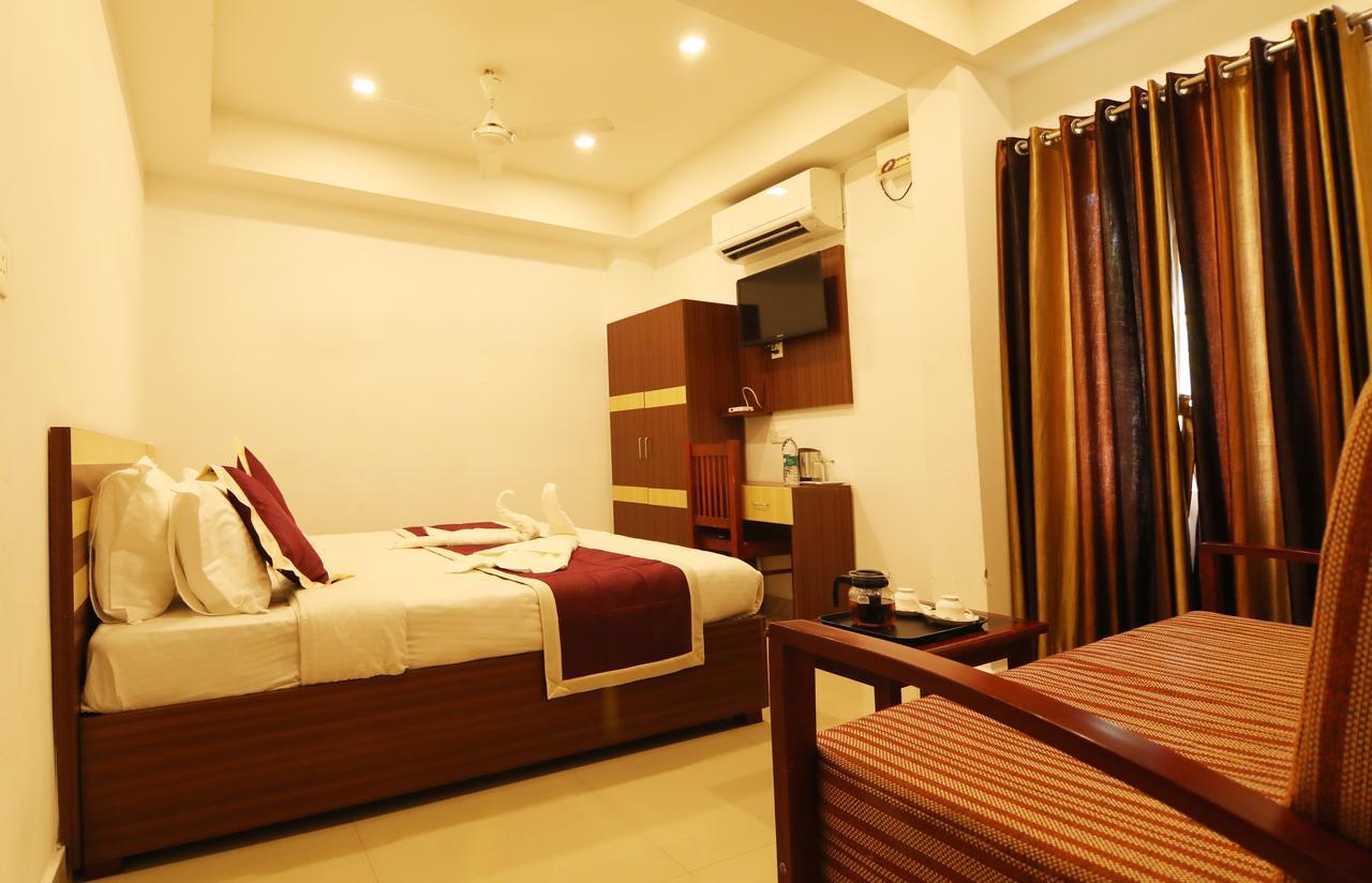 Oyo 18604 Puthens Capitol Inn Kochi Dış mekan fotoğraf