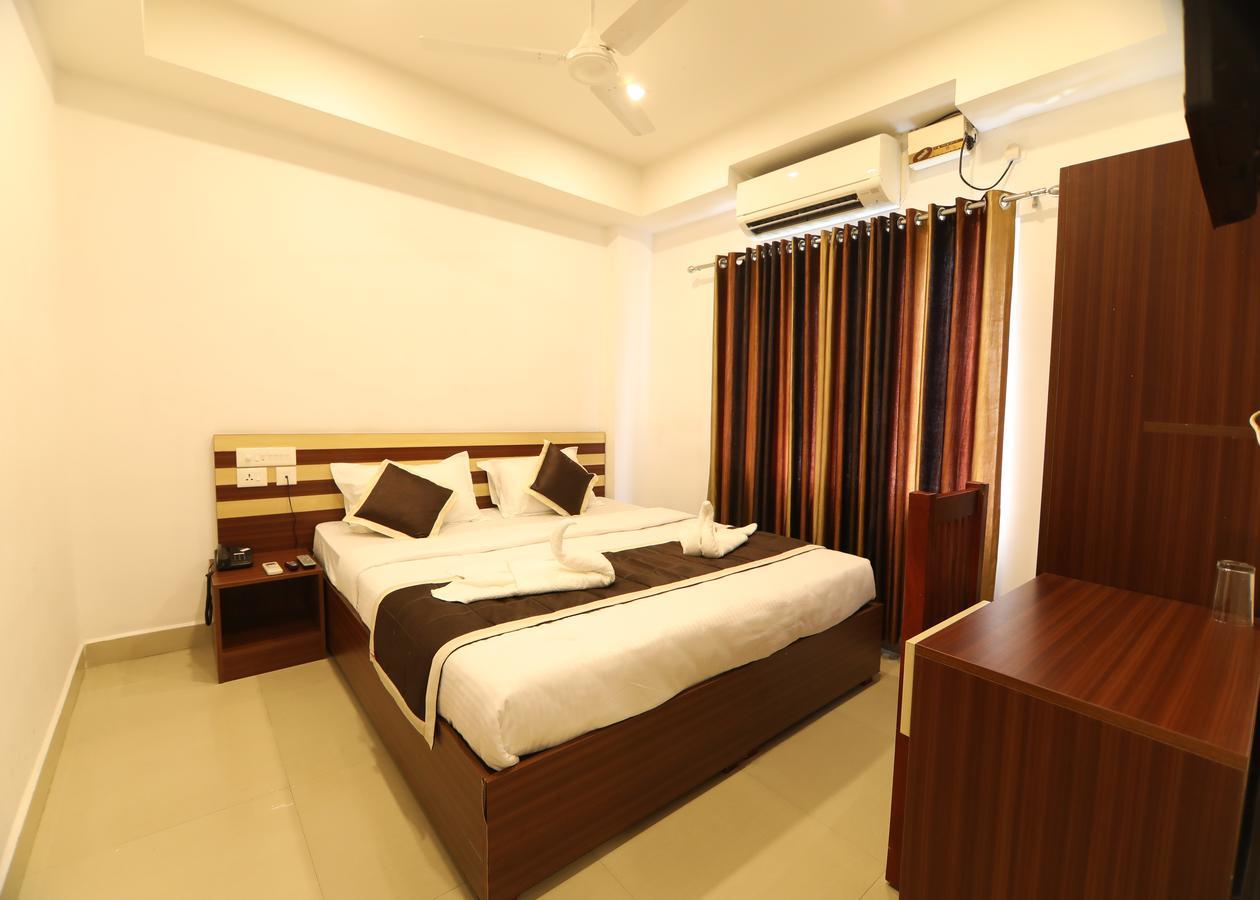 Oyo 18604 Puthens Capitol Inn Kochi Dış mekan fotoğraf