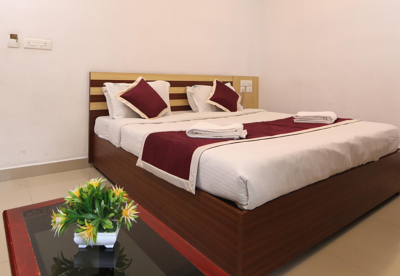 Oyo 18604 Puthens Capitol Inn Kochi Dış mekan fotoğraf