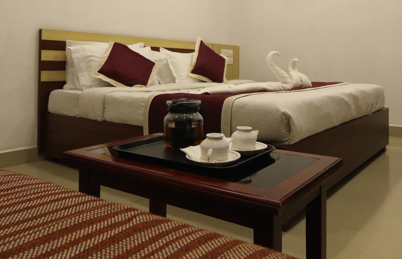 Oyo 18604 Puthens Capitol Inn Kochi Dış mekan fotoğraf