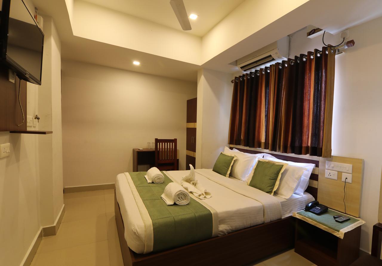 Oyo 18604 Puthens Capitol Inn Kochi Dış mekan fotoğraf