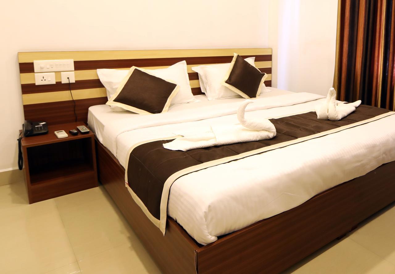 Oyo 18604 Puthens Capitol Inn Kochi Dış mekan fotoğraf