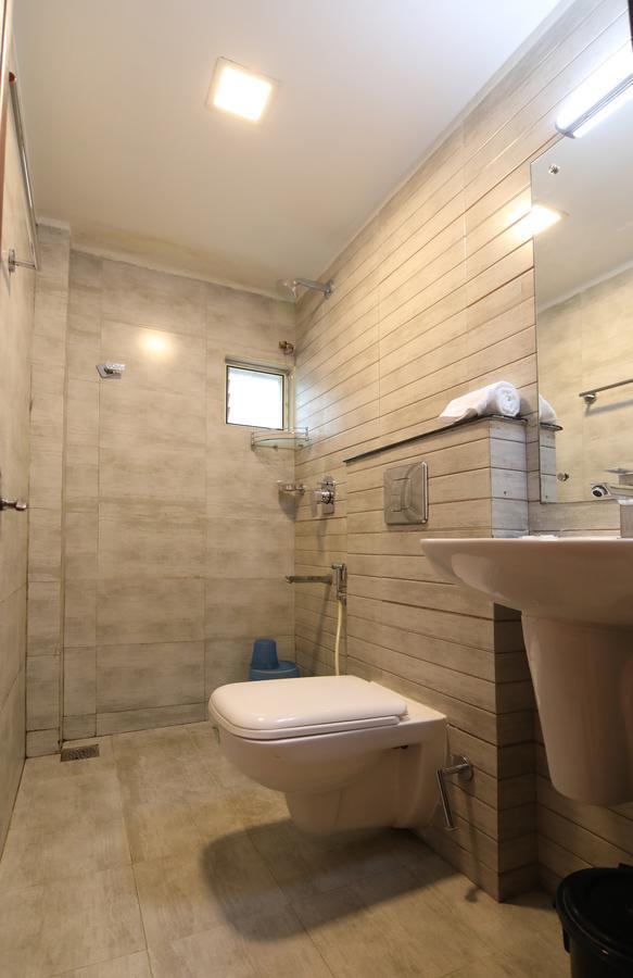 Oyo 18604 Puthens Capitol Inn Kochi Dış mekan fotoğraf
