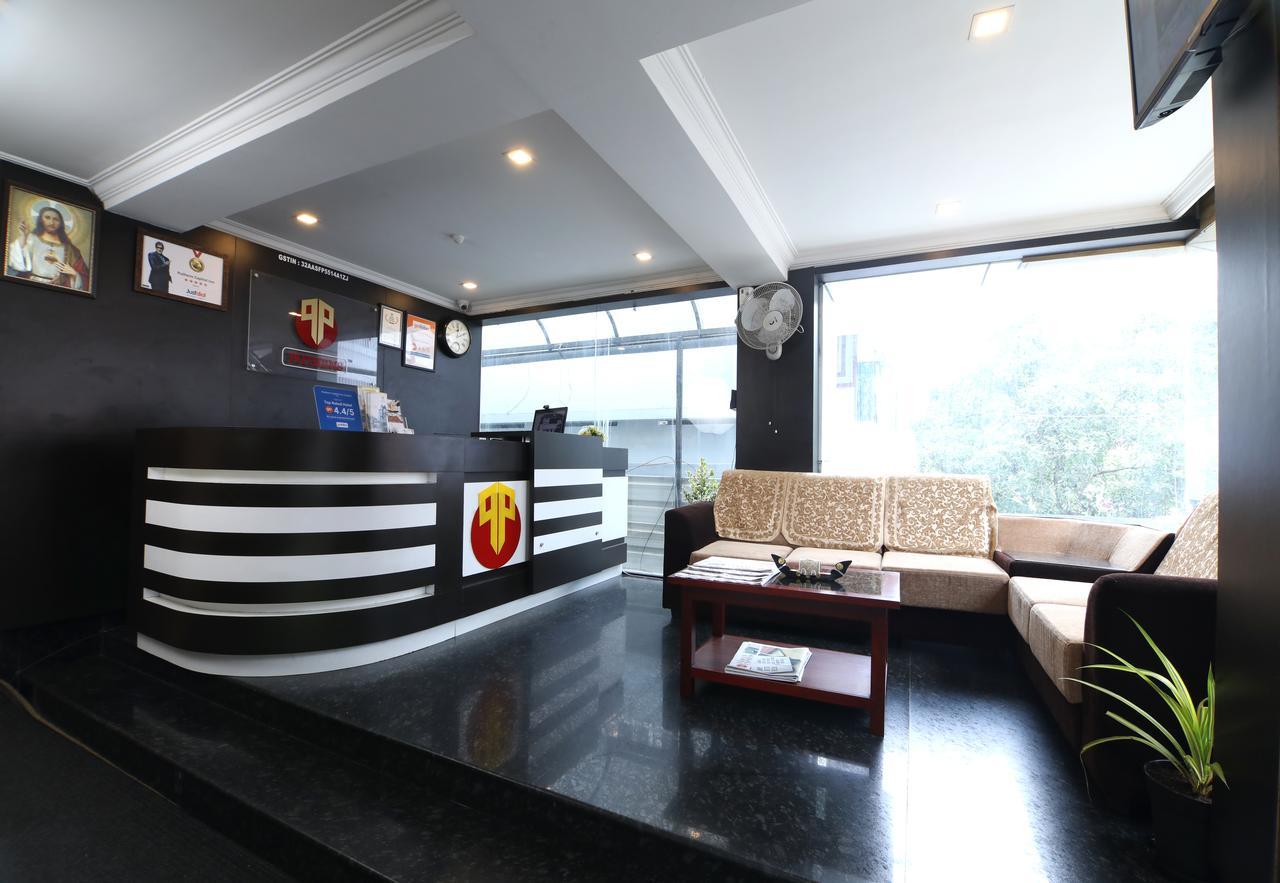 Oyo 18604 Puthens Capitol Inn Kochi Dış mekan fotoğraf