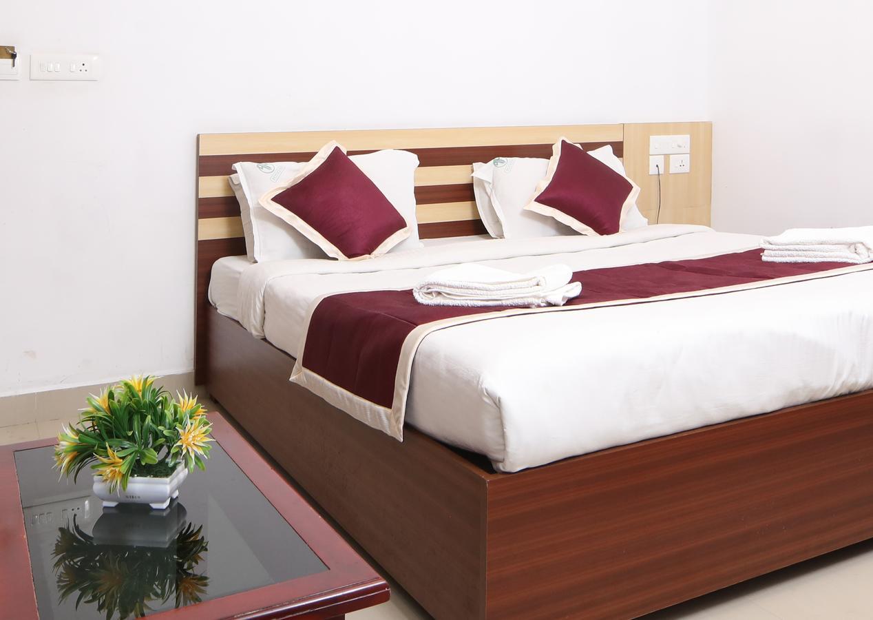Oyo 18604 Puthens Capitol Inn Kochi Dış mekan fotoğraf