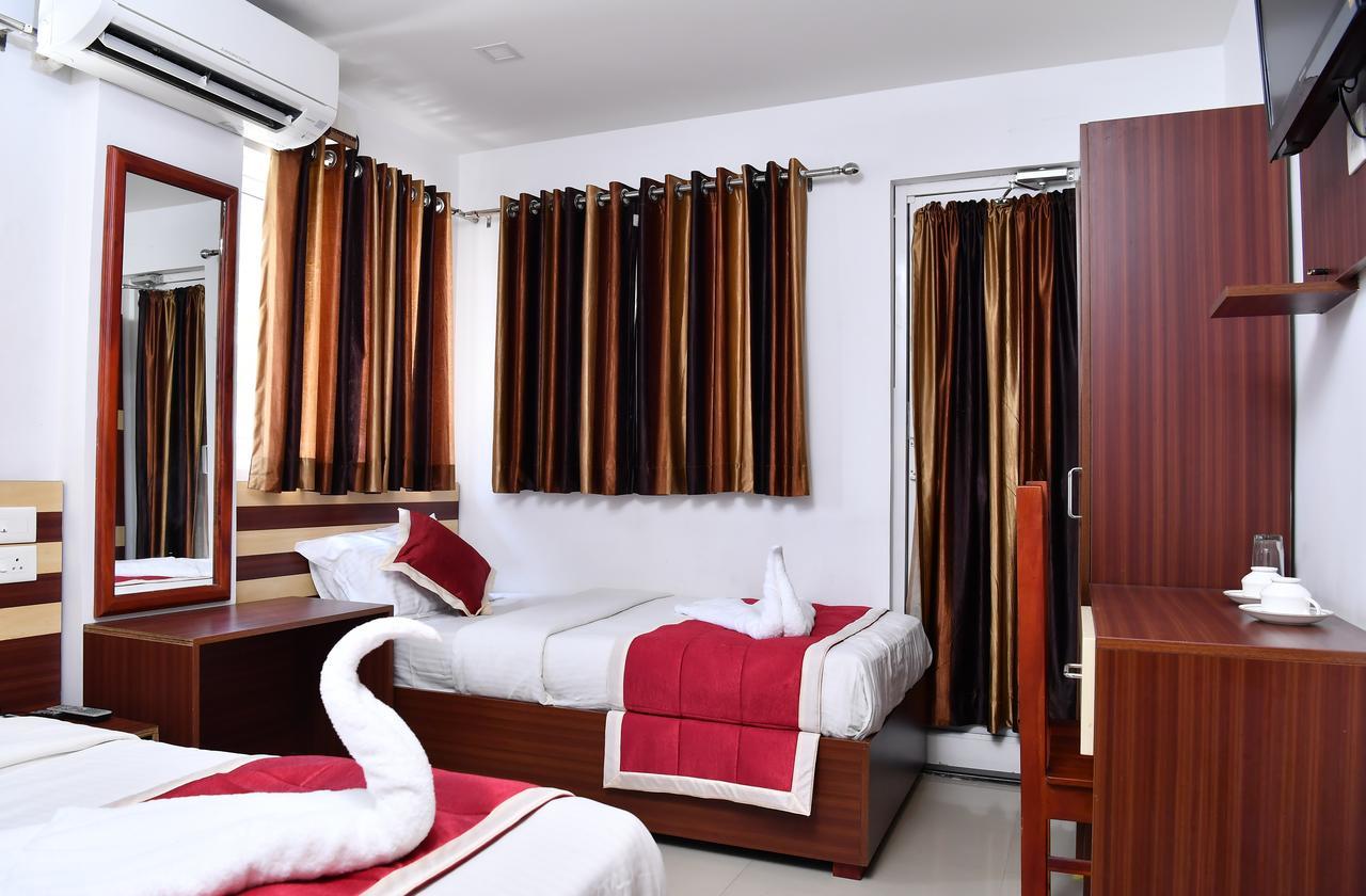 Oyo 18604 Puthens Capitol Inn Kochi Dış mekan fotoğraf