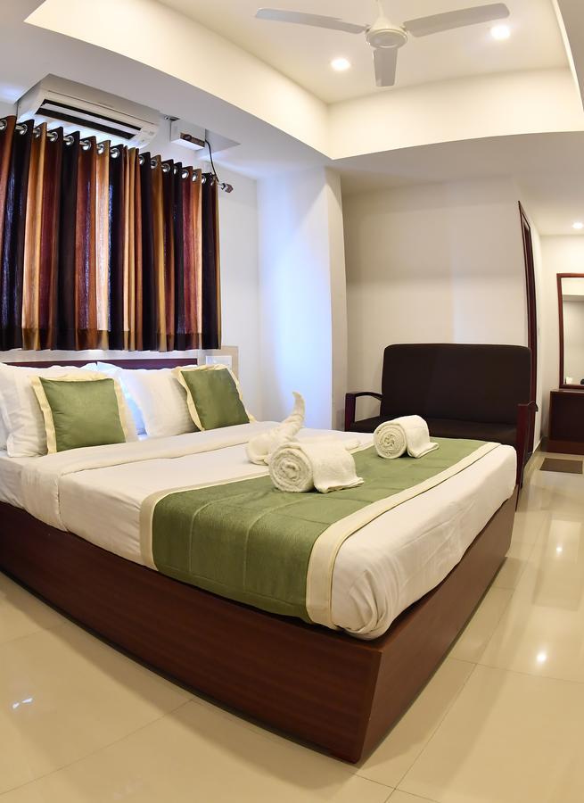 Oyo 18604 Puthens Capitol Inn Kochi Dış mekan fotoğraf