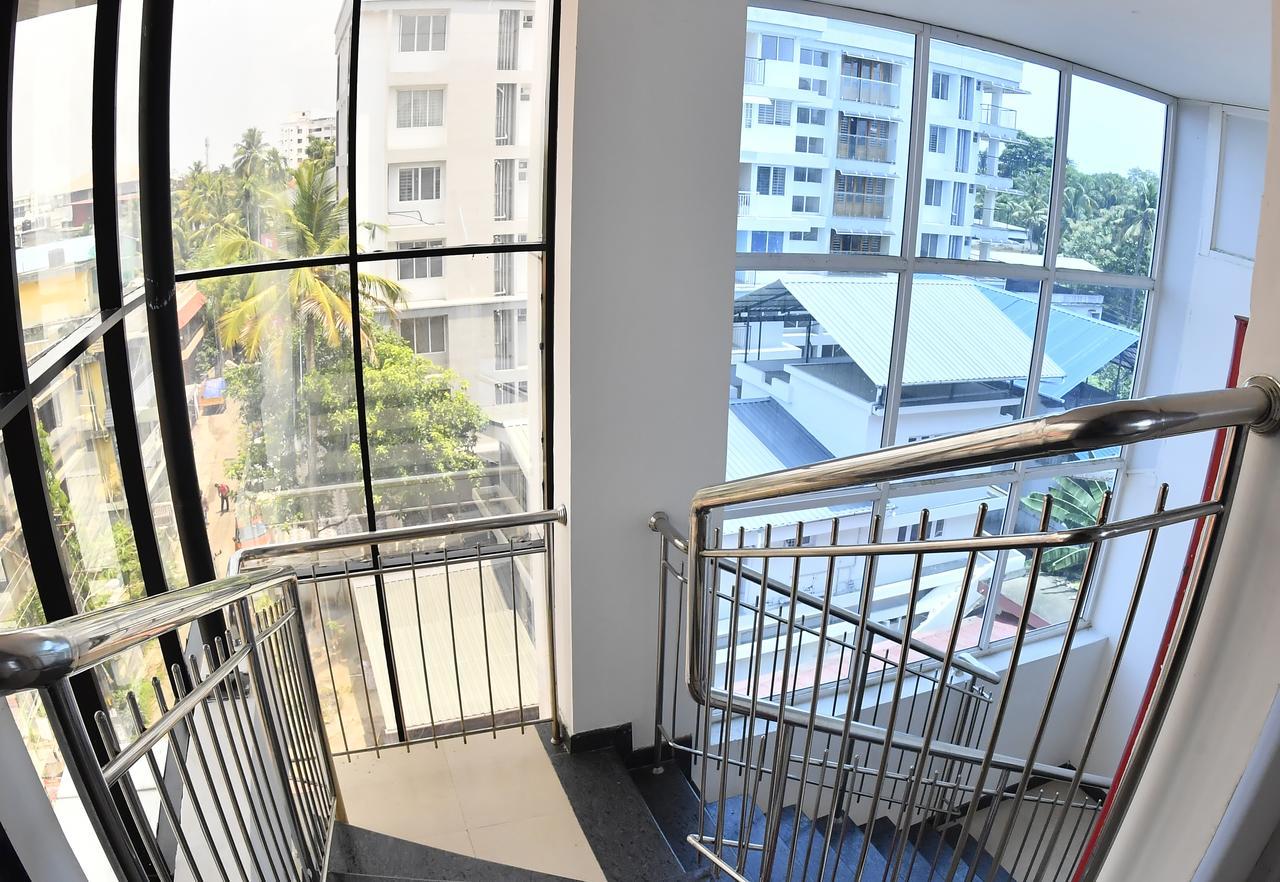 Oyo 18604 Puthens Capitol Inn Kochi Dış mekan fotoğraf