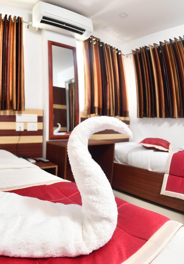 Oyo 18604 Puthens Capitol Inn Kochi Dış mekan fotoğraf