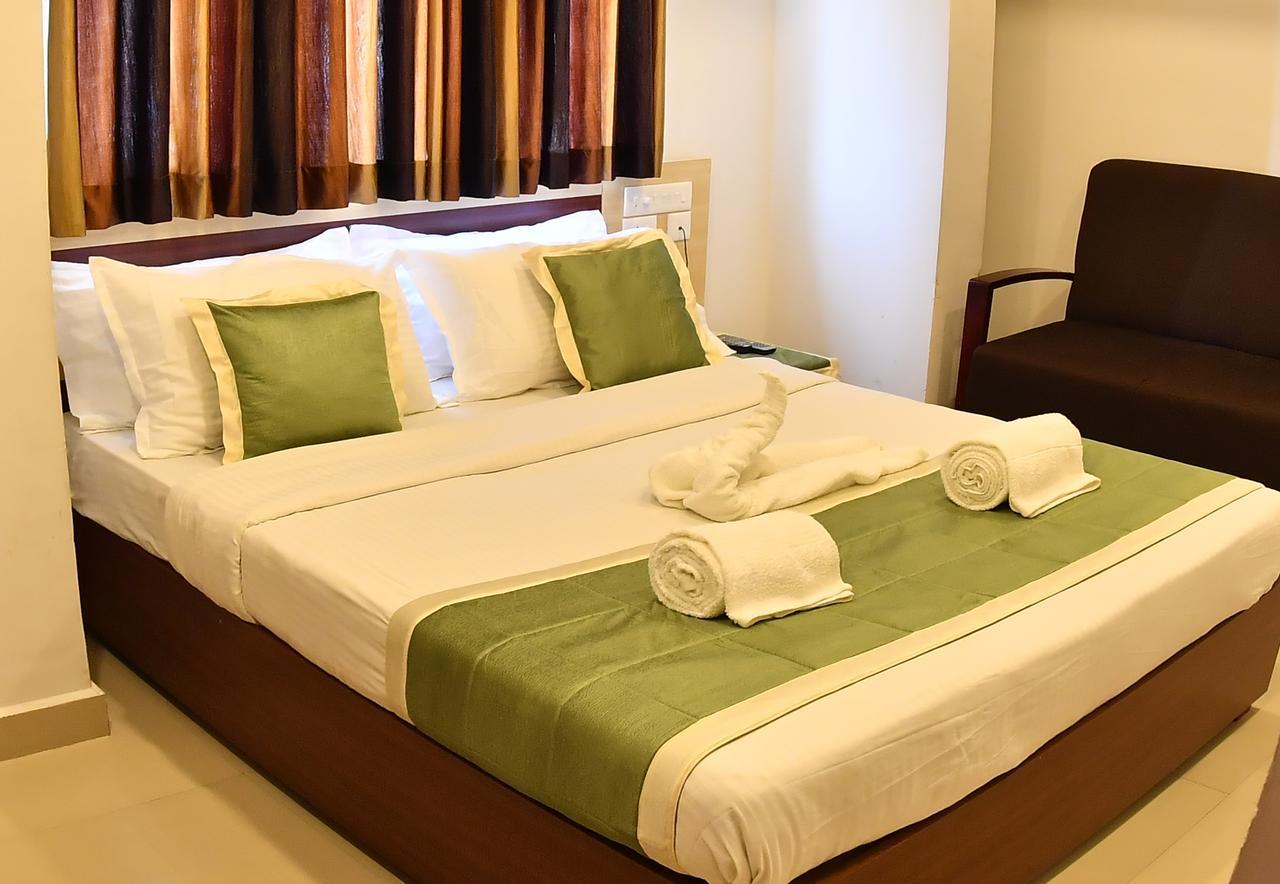 Oyo 18604 Puthens Capitol Inn Kochi Dış mekan fotoğraf