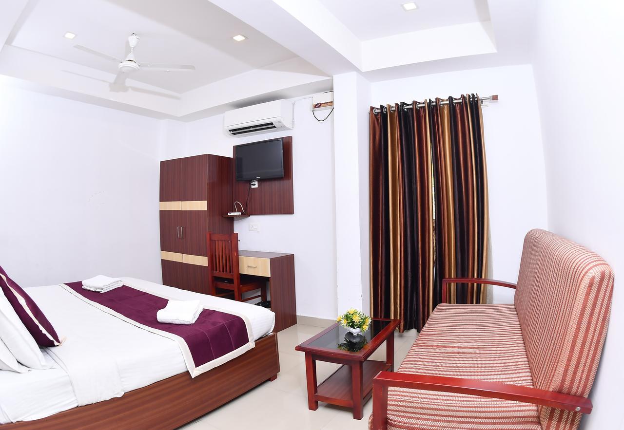 Oyo 18604 Puthens Capitol Inn Kochi Dış mekan fotoğraf