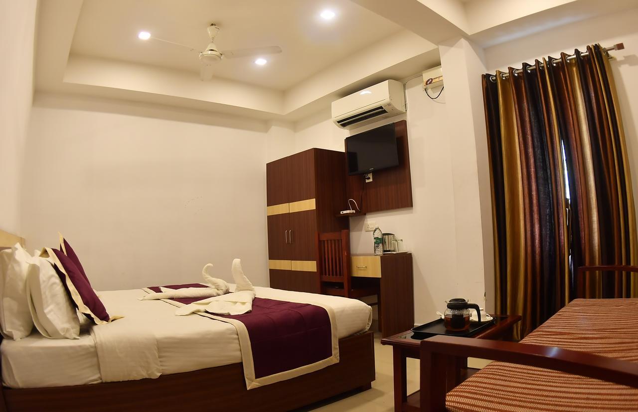 Oyo 18604 Puthens Capitol Inn Kochi Dış mekan fotoğraf