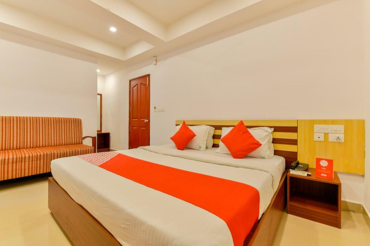 Oyo 18604 Puthens Capitol Inn Kochi Dış mekan fotoğraf