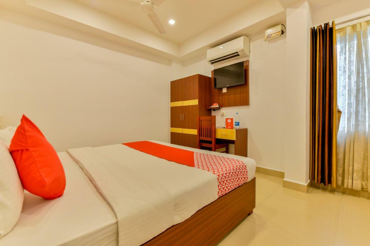 Oyo 18604 Puthens Capitol Inn Kochi Dış mekan fotoğraf
