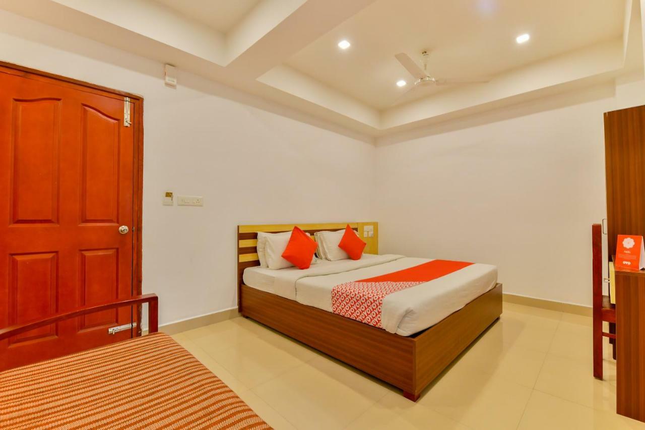 Oyo 18604 Puthens Capitol Inn Kochi Dış mekan fotoğraf